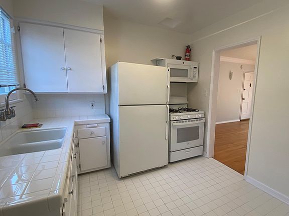 2nd image of 424 N Van Ness Ave