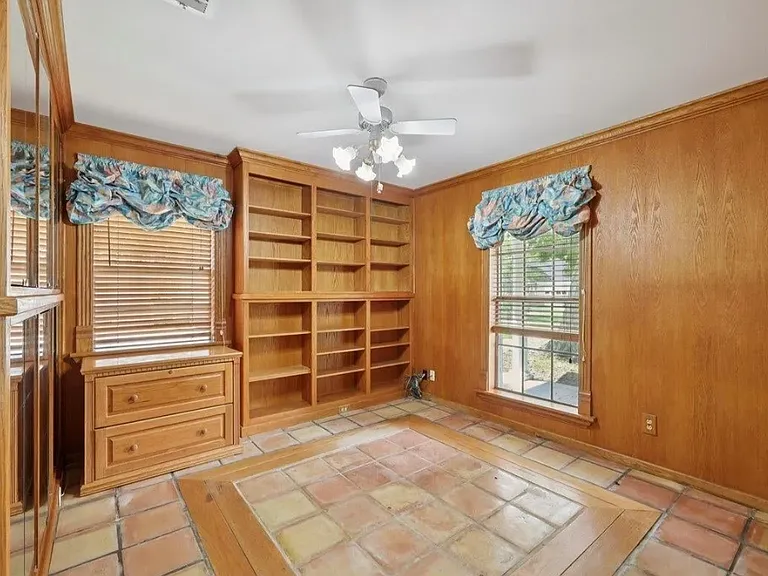 5710 Glasgow Ln — Photo 8