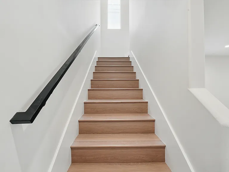 8236 1/2 Blackburn Ave — Photo 18