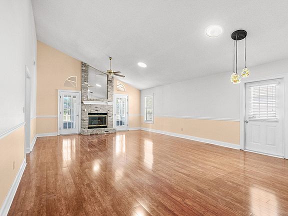 2nd image of 910 Knoll Dr.
