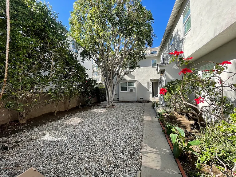 429 N Doheny Dr #D1 — Photo 2