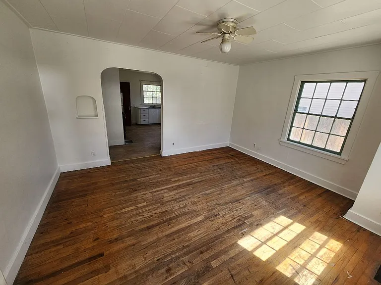 640 Howard St — Photo 3