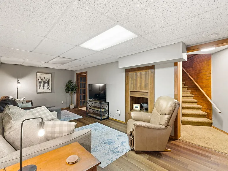 284 Moonridge Dr — Photo 2