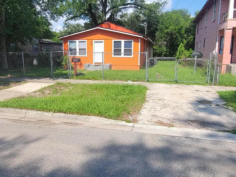 2810 Venus St — Photo 2