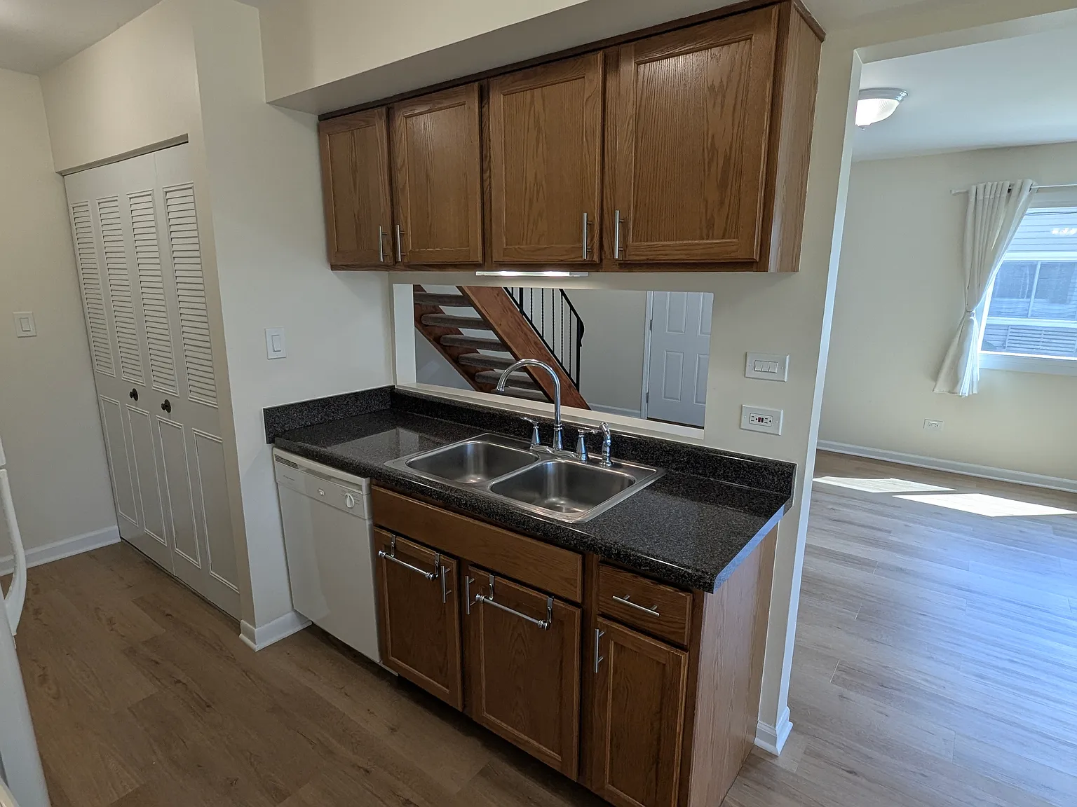 2 bed, 1000 sqft, $2,100 — Photo 3