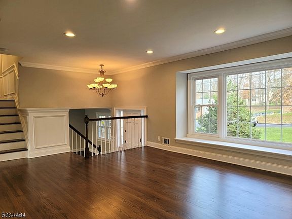 5th image of 13 Brookwood Dr