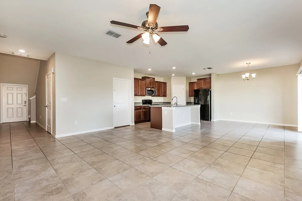 4 bed, 2.5 bath, 1904 sqft, $2,530 — Photo 4