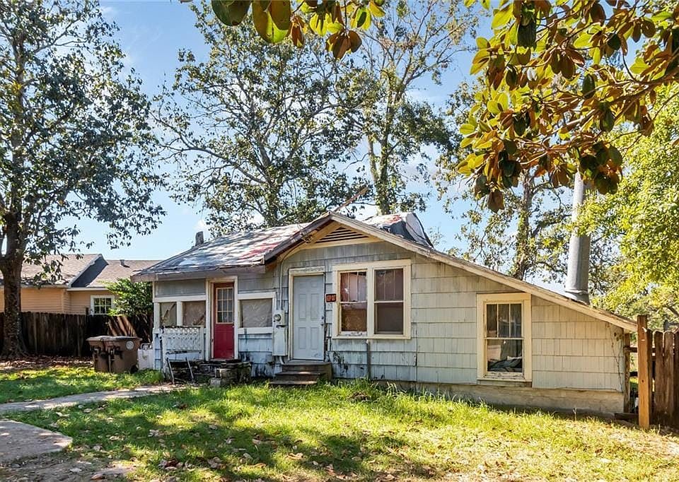 Bungalow-style house featuring a front yard