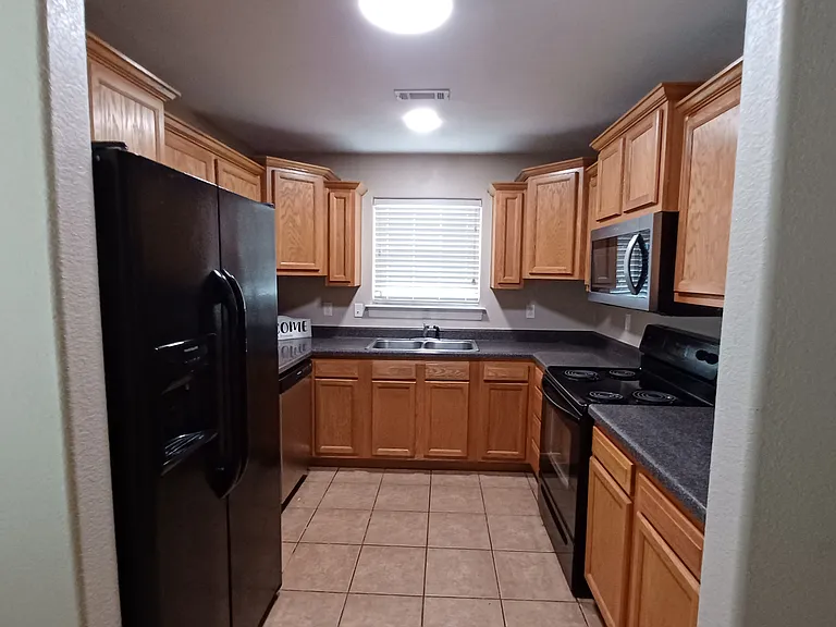 700 SW Castlewood St — Photo 4