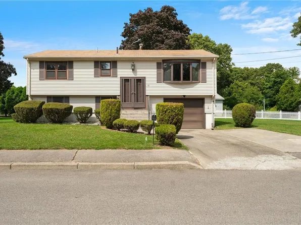 15 Joanna Dr, Warwick, RI 02886
