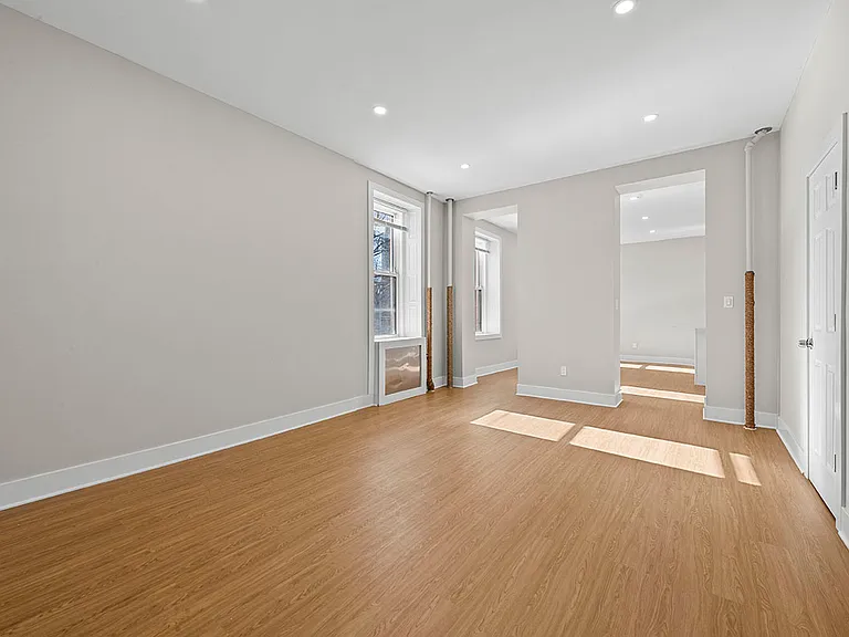 48-20 Vernon Blvd #2 — Photo 4