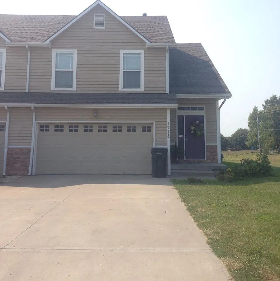 3 bed, 2.5 bath, 1600 sqft, $1,700 — Photo 1