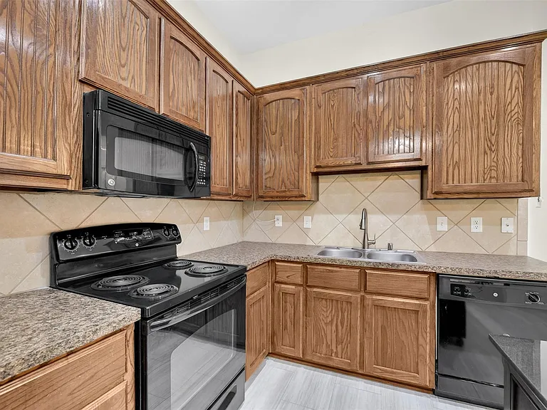 2153 Colby Ln — Photo 20