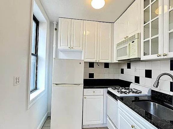 4th image of 160 E 28th St #3Y