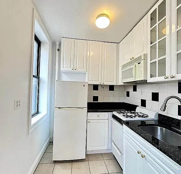 160 E 28th St #3Y — Photo 4