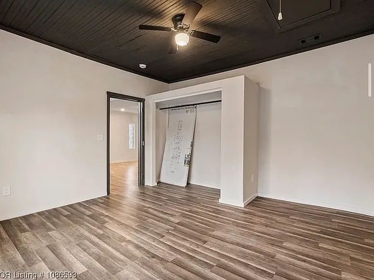 211 W Houston St — Photo 9