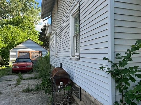 4th image of 1531 Redwood St