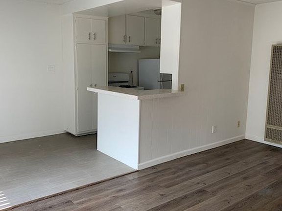 5th image of 1515 Beloit Ave #9