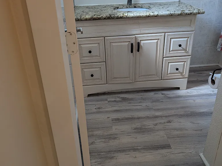 2023 NEW FLOORING IN KITCHEN , BATHROOM, LAUNDRY