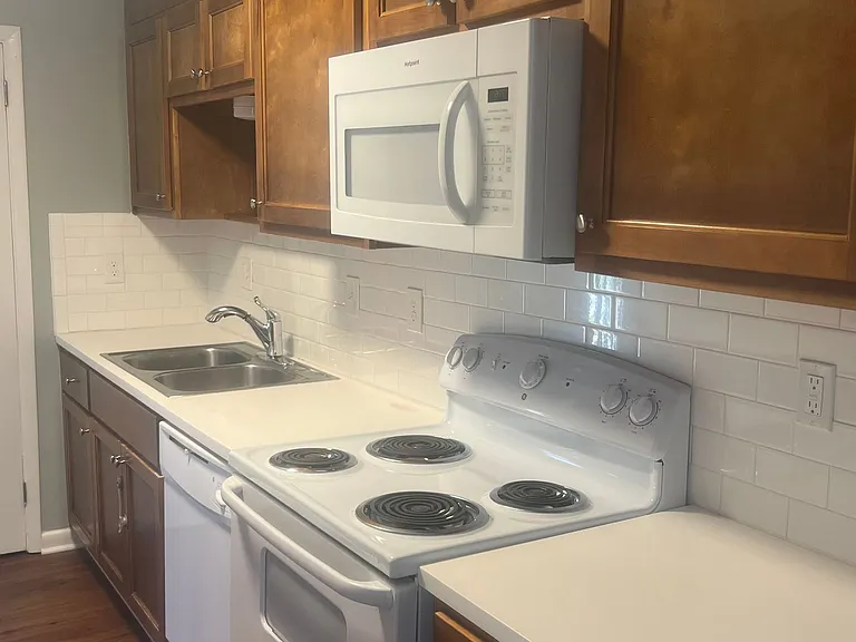 Chateau Orleans Apartments — Photo 35