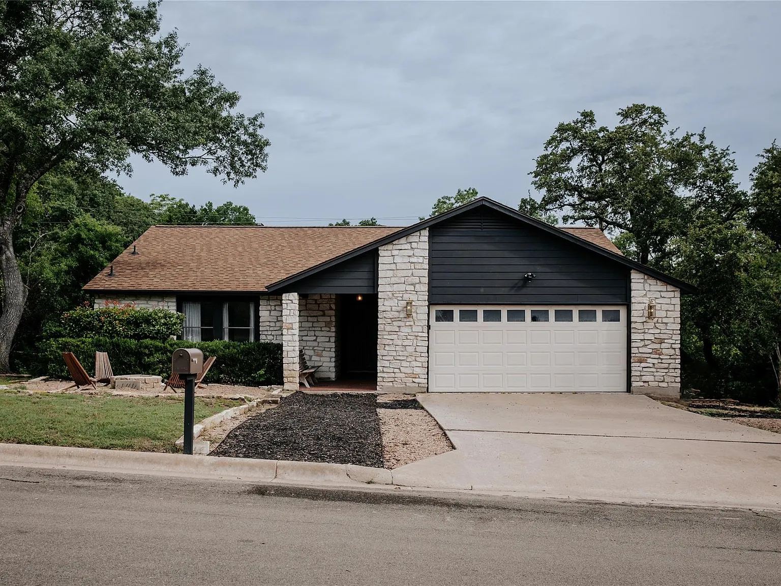 3 bed, 2.0 bath, 1456 sqft, $3,000 — Photo 2