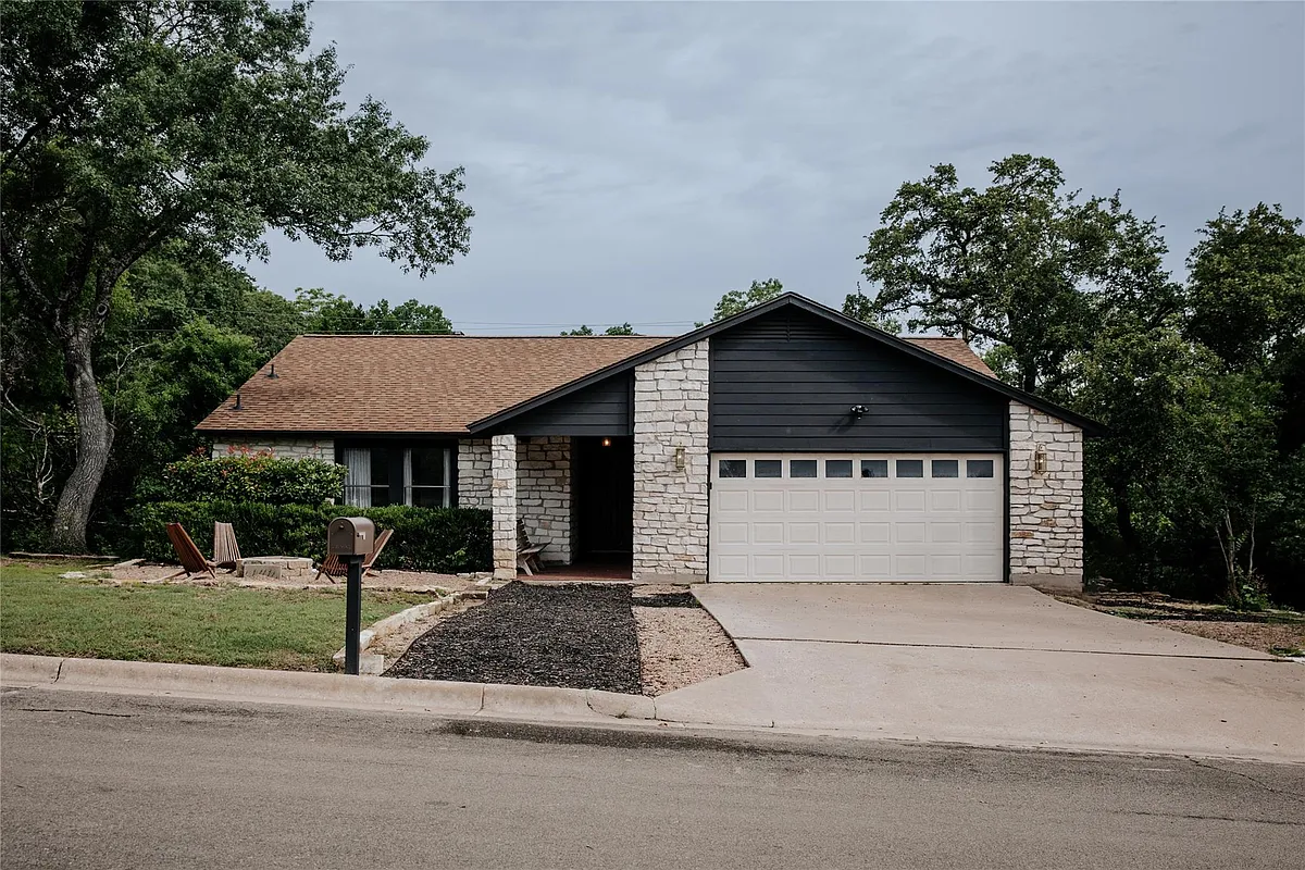 Building Photo - 11210 Hidden Bluff Dr