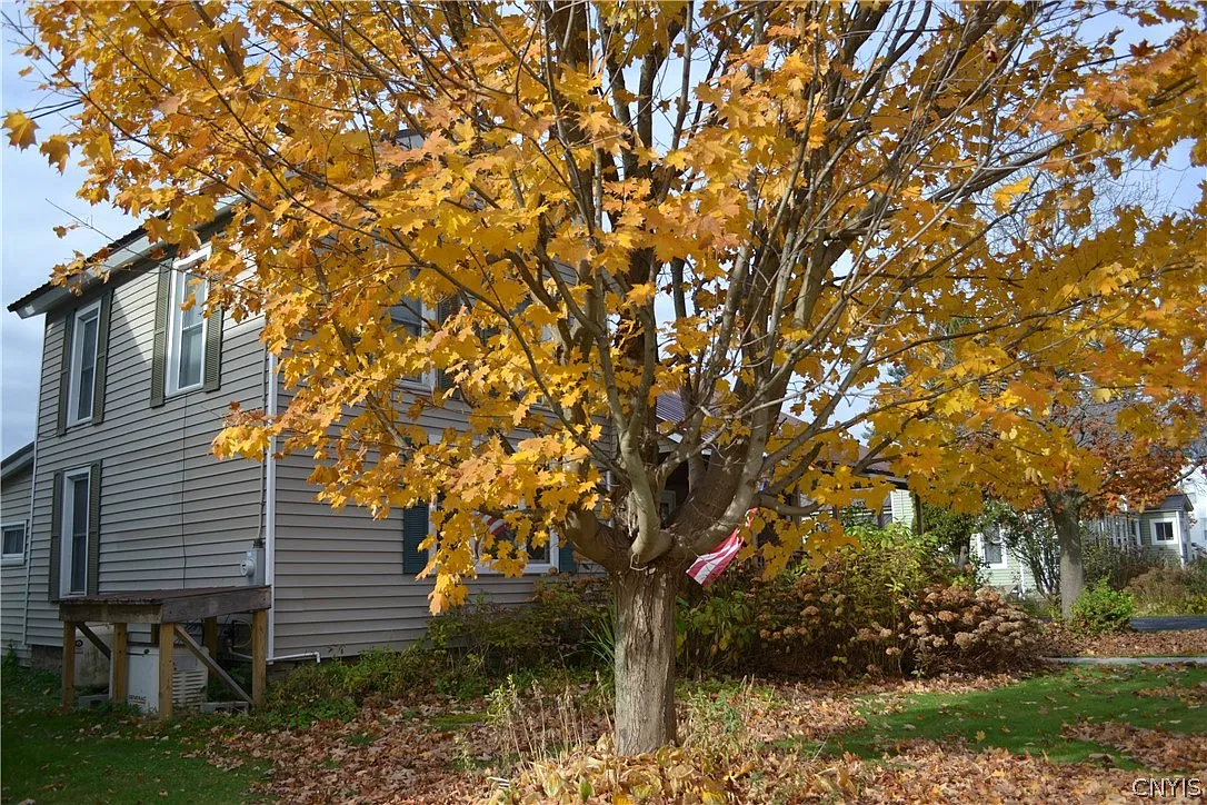 3 bed, 2.0 bath, 2184 sqft, $1,700 — Photo 2