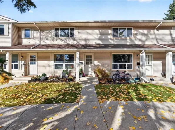 130 S Woodmont Ter SW, Calgary, AB T2W 4Z4