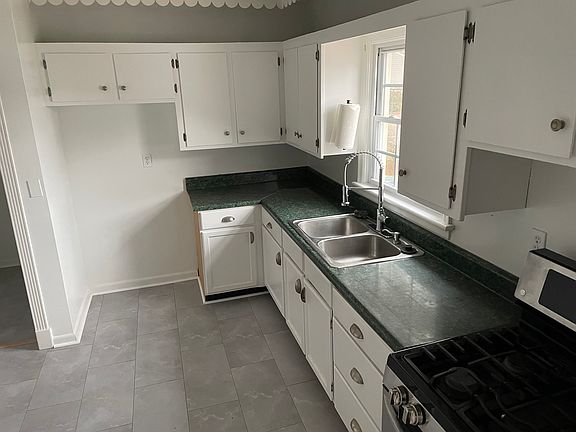 3rd image of 1611 Garfield Dr