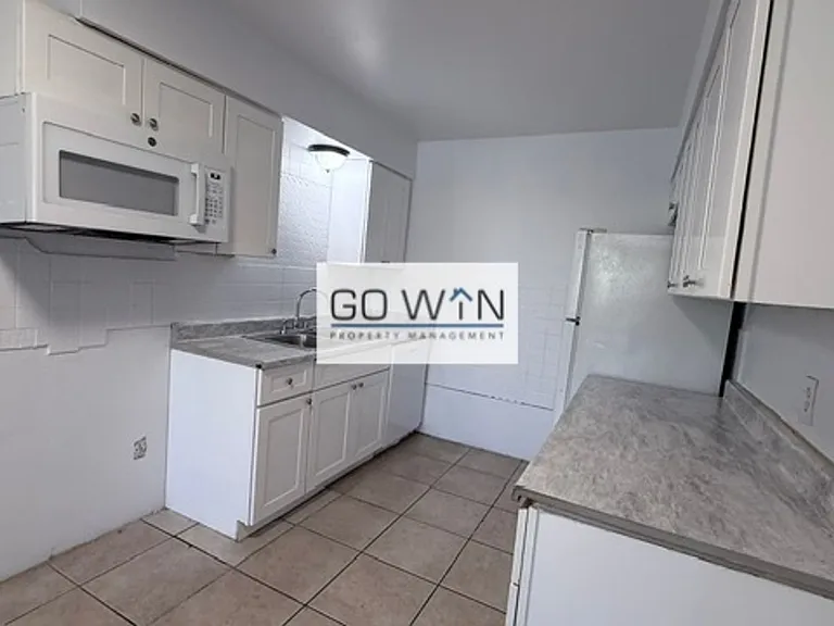 2018 W Cactus Rd — Photo 8