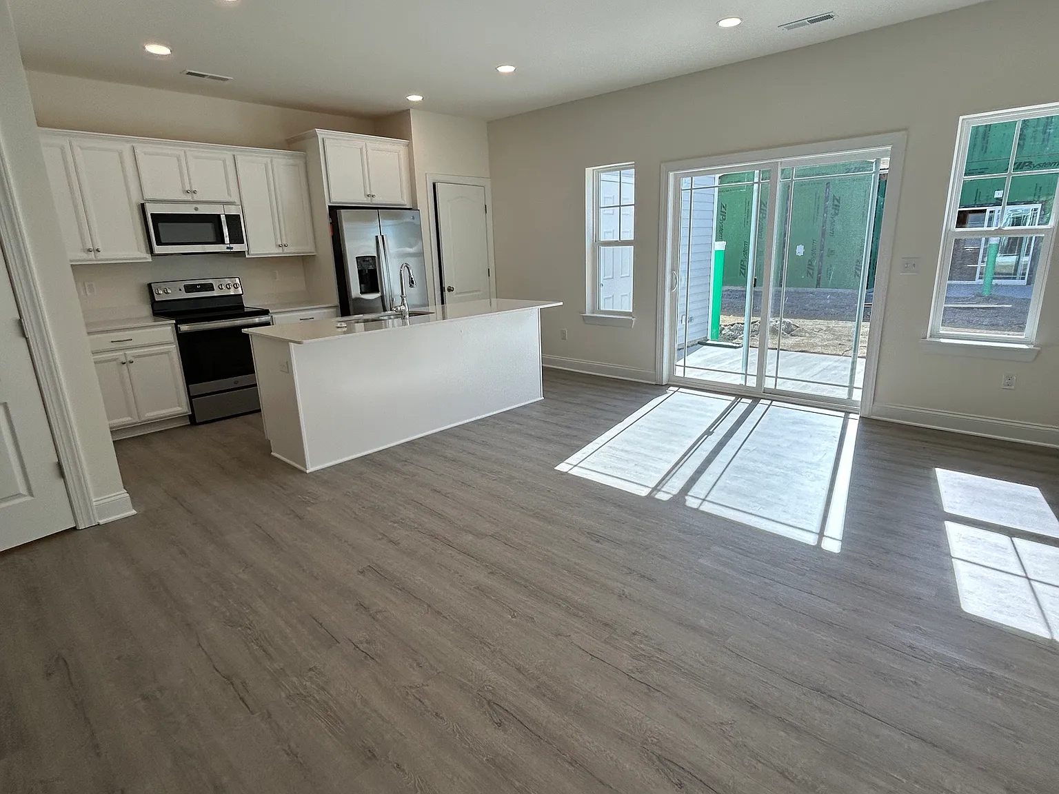 3 bed, 2.5 bath, 1642 sqft, $1,900 — Photo 4