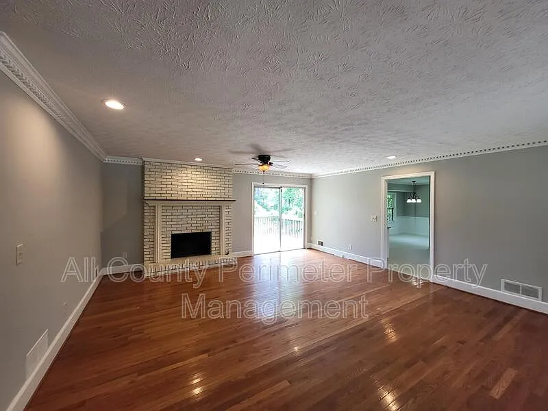 3 bed, 2.5 bath, 1572 sqft, $2,400 — Photo 3