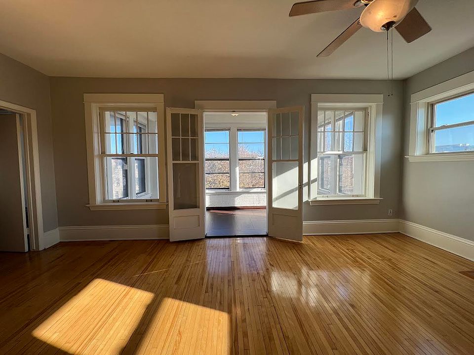 1st image of 2716 Hennepin Ave S #31
