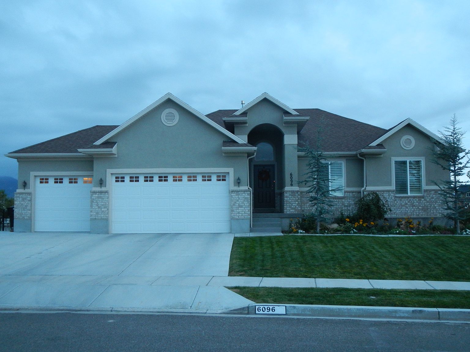 サカン｜ peak 6096 N Schooner Ln, Stansbury Park, UT 84074 | Zillow