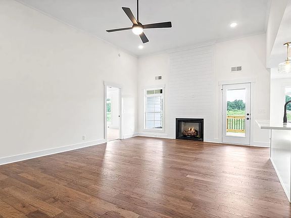 4th image of 374 Frontier Dr
