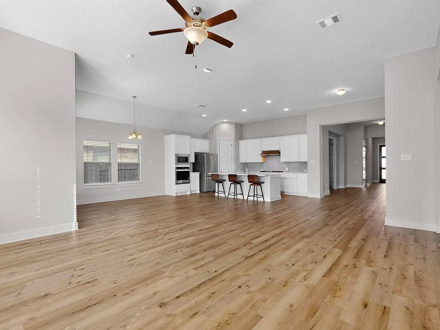 4 bed, 3.0 bath, 2581 sqft, $2,700 — Photo 4