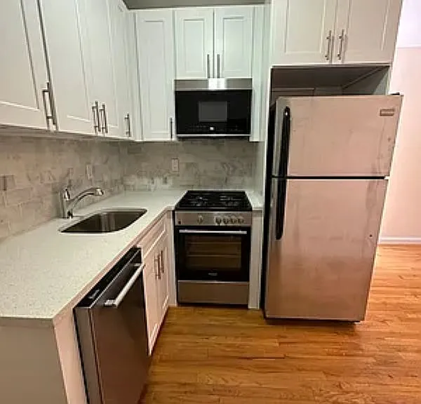 315 W 54th St #15 — Photo 2