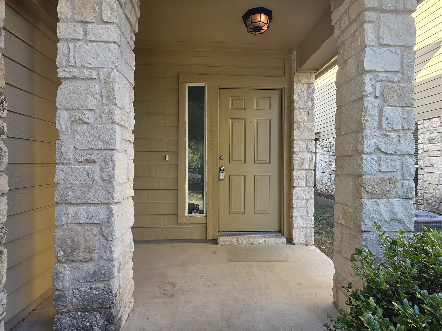 3 bed, 1590 sqft, $1,895 — Photo 3