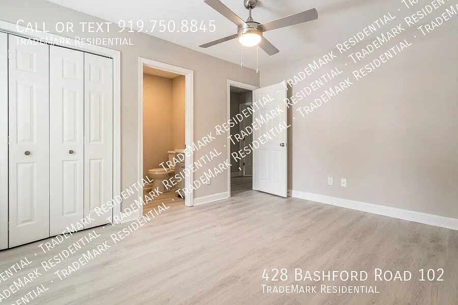 Modern, Renovated 4 bedroom Townhome — Photo 4