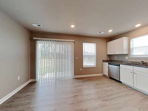 5th image of 214 SW Marigold St