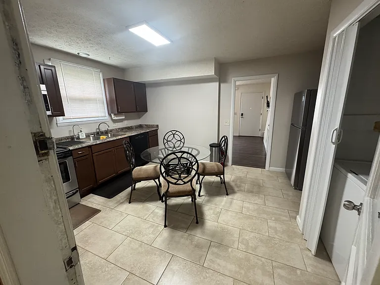 612 Ashmont Ct — Photo 9