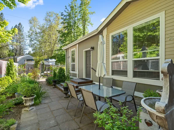594 Detrick Dr Space 2, Grants Pass, OR 97527