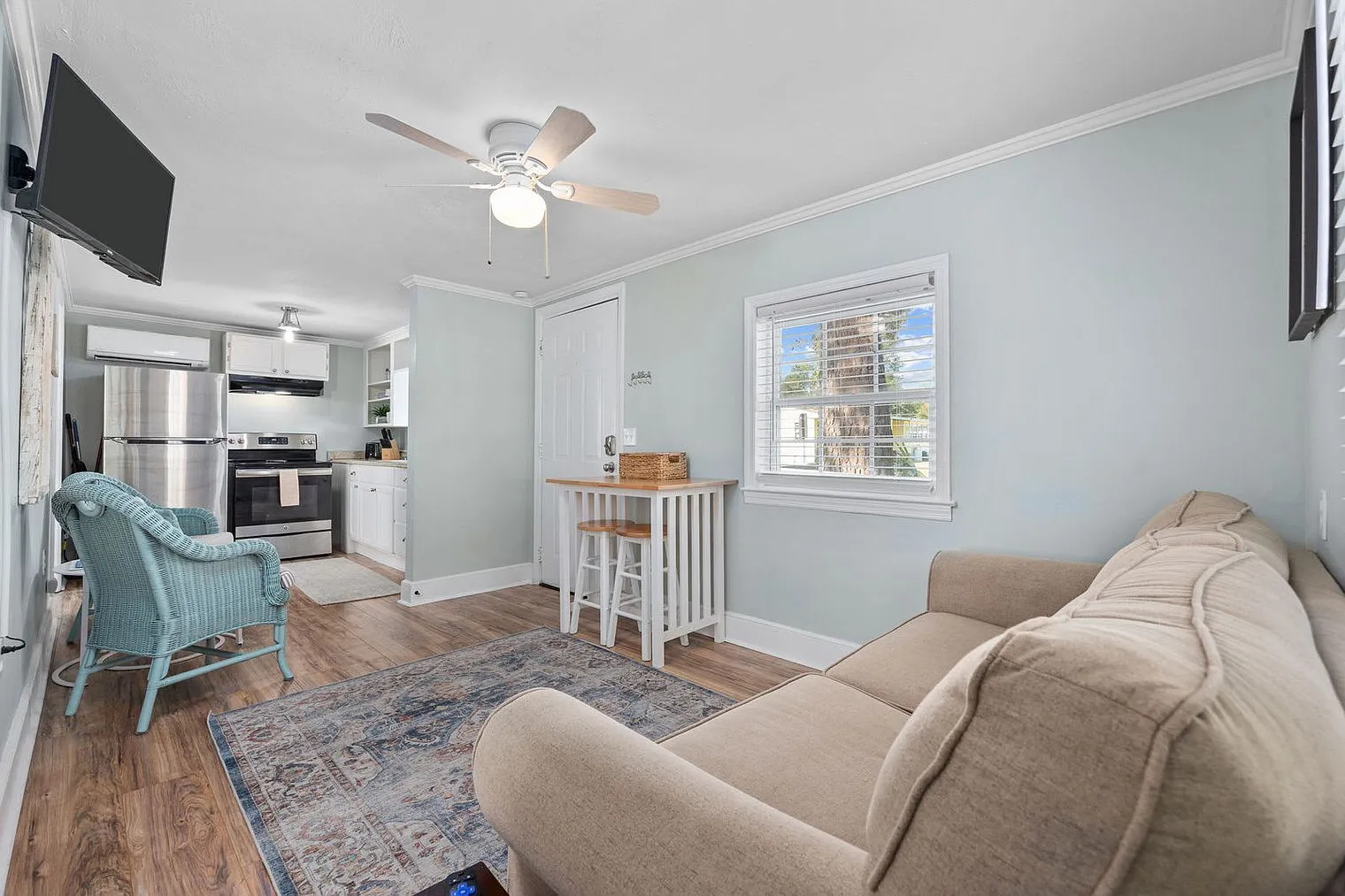 2 bed, 1.0 bath, 893 sqft, $3,004 — Photo 2
