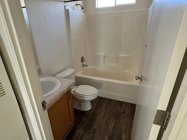 1915 N Park Ave #2 — Photo 6