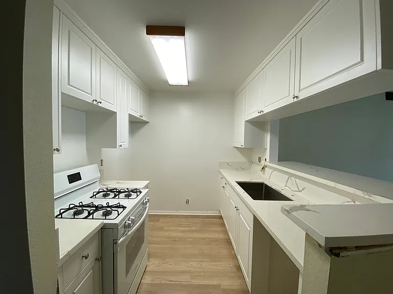 2908 W Victory Blvd #D — Photo 3
