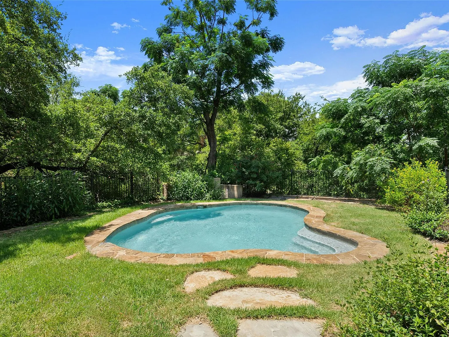 3 bed, 4.0 bath, 2865 sqft, $3,900 — Photo 3