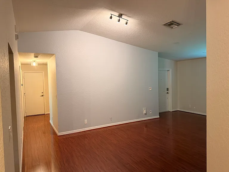 5603 SE Graham Dr — Photo 2