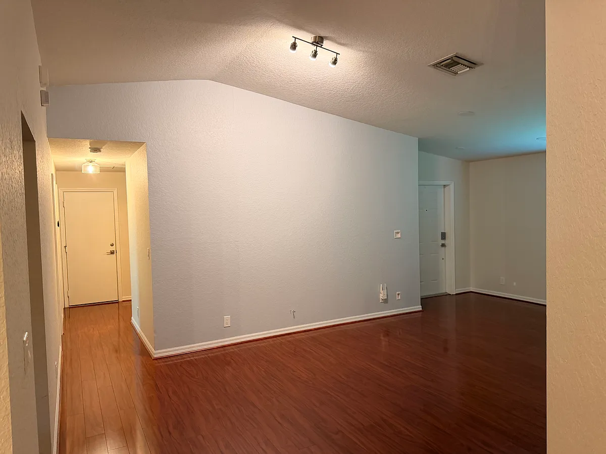 Building Photo - 5603 SE Graham Dr