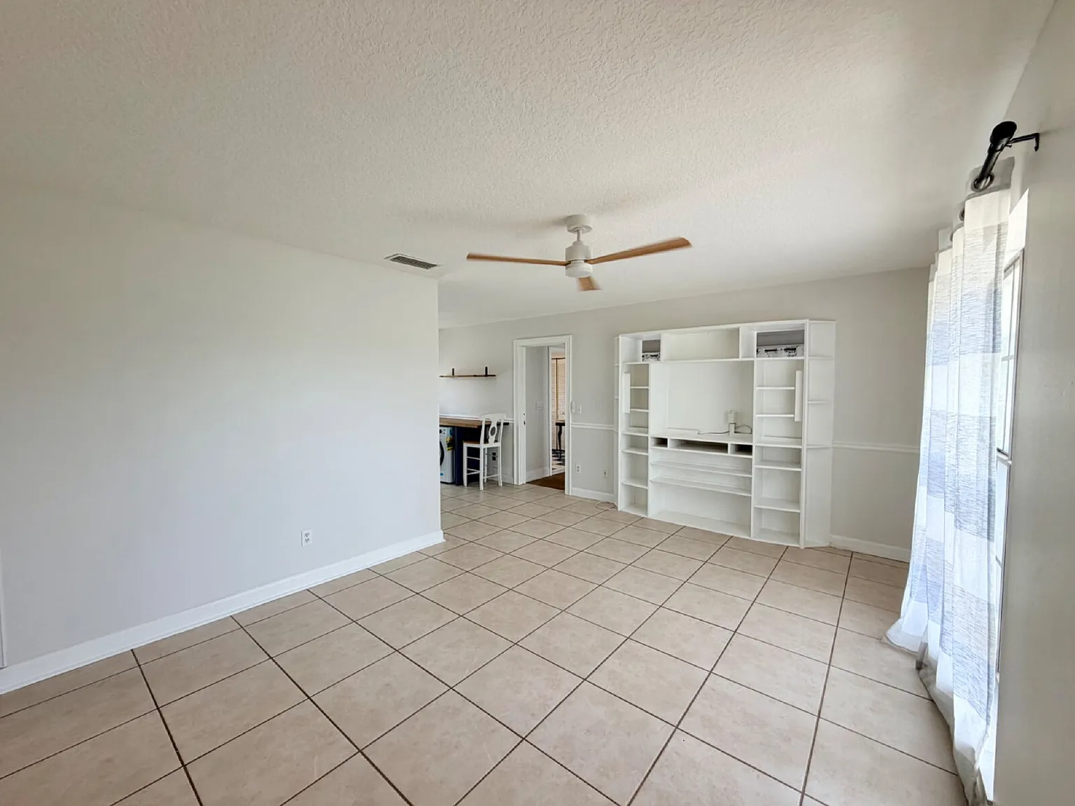 3 bed, 2.0 bath, 1200 sqft, $1,900 — Photo 2