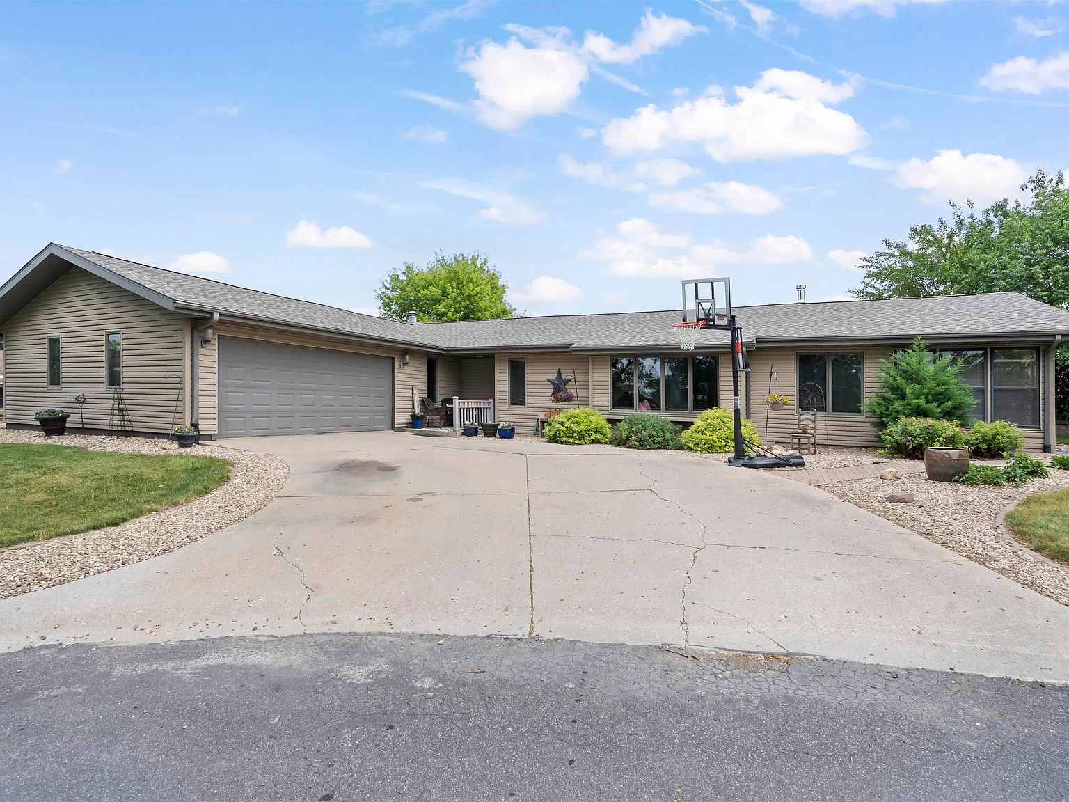 204 Oak Park Cir, Parkersburg, IA 50665 Zillow
